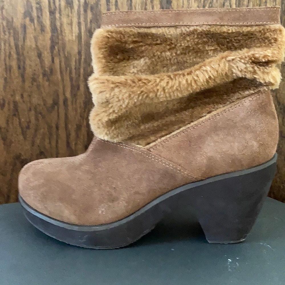 Skechers suede boots size 8